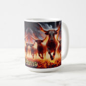 Bullen, die sich durch eine zwielichtige Landschaf Kaffeetasse (VorderseiteRechts)