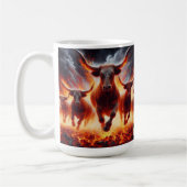 Bullen, die sich durch eine zwielichtige Landschaf Kaffeetasse (Links)