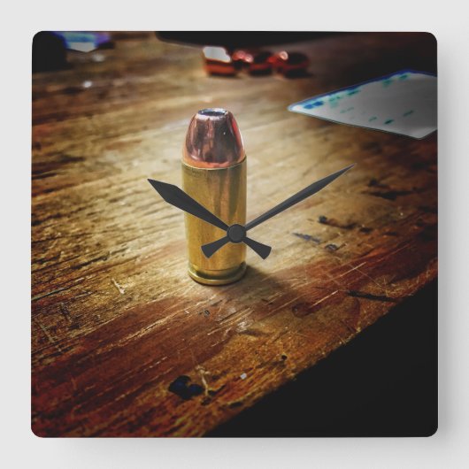 Bullet Clock Quadratische Wanduhr (Vorderseite)