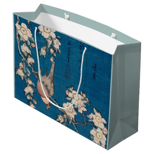 Bullfinch auf einer weinenden Kirschniederlassung Große Geschenktüte (Rückseite Schrägansicht)