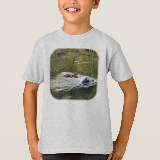 Bullfrog auf Felsen in der Natur des Sees  T-Shirt (Vorderseite)