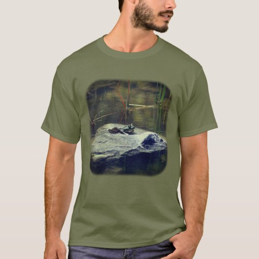 Bullfrog auf Felsen in der Natur des Sees T-Shirt (Vorderseite)
