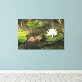 Bullfrog in Lily Pond Leinwanddruck (Insitu (Holzboden))
