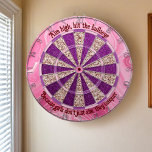 Bullseye Brilliant Dartscheibe<br><div class="desc">Das Bullseye Brilliant Dart Board - die perfekte Mischung aus sportlichem Spaß und glitzerndem Stil für jedes Mädchenzimmer! Das ist nicht nur ein weiteres Spielstück, sondern eine Aussage zur Ermächtigung. Mit seinen strahlenden rosa Tönen und funkelnden lila Akzenten ermutigt dieses Dartboard jedes Mädchen, "Aim high, hit the bullseye, weil Mädchen...</div>