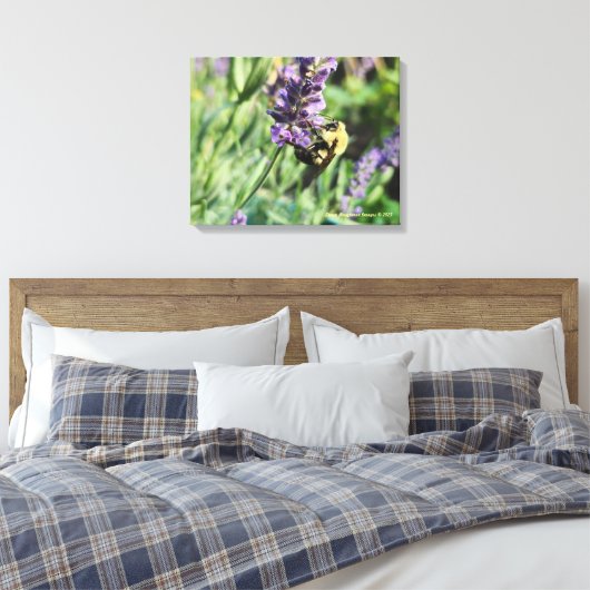 Bumble Bee and Lavender Stretched Canvas Print Leinwanddruck (Insitu (Schlafzimmer))