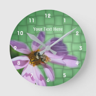 Bumble Bee On Cosmos Flower Runde Wanduhr