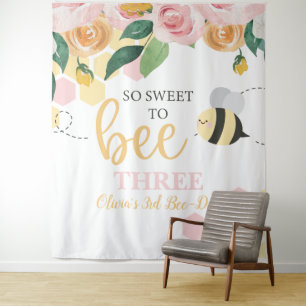 Bumblebee-Geburtstagsbanner mit rosa floralen Moti Wandteppich