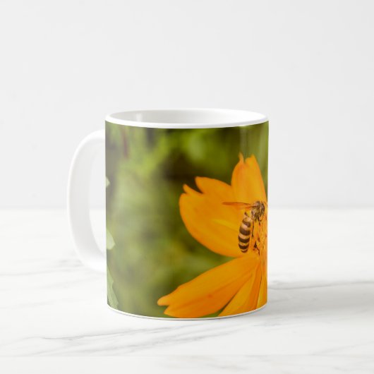 Bumblebee on a Sulfur Cosmos Kaffeetasse (Vorderseite Links)