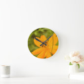 Bumblebee on a Sulfur Cosmos Runde Wanduhr (Zuhause)