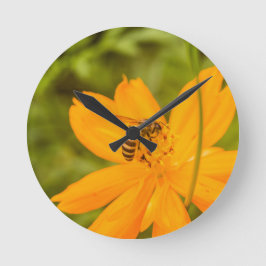 Bumblebee on a Sulfur Cosmos Runde Wanduhr