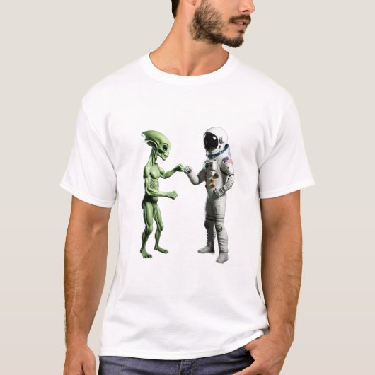 Bumping Fists Astronaut Alien Sci-Fi T - Shirt (Vorderseite)