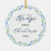 Bump's First Christmas Footprints Blue Holiday Keramik Ornament (Vorne)