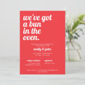 Bun in der Oven modernen Minimal Red Baby Dusche Einladung (Stehend Vorderseite)