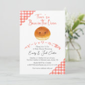 Bun in Oven Baby Shower Niedlich Brot Red Gingham Einladung (Stehend Vorderseite)