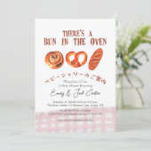 Bun in Oven Baby Shower Pink Gingham Picnic Einladung (Stehend Vorderseite)
