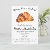Bun in Oven, Croissant Baby Shower Einladung (Stehend Vorderseite)