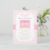 Bun in Oven Pink Baby Shower Einladungen (Stehend Vorderseite)