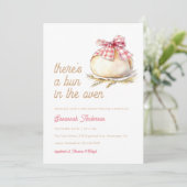 Bun in Oven Pink Gingham Bow Babydusche Einladung (Stehend Vorderseite)