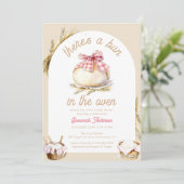 Bun in Oven Pink Gingham Bow Babydusche Einladung (Stehend Vorderseite)