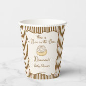 Bun in the oven baking baby shower monogrammed pappbecher (Vorderseite)