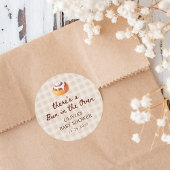 Bun in the Oven Gingham Bakery Baby Shower Favor Runder Aufkleber