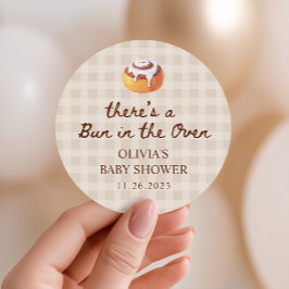 Bun in the Oven Gingham Bakery Baby Shower Favor Runder Aufkleber