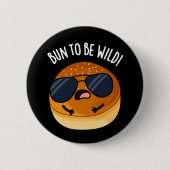 Bun to be Wild Funny Food Pun Dark BG Button (Vorderseite)