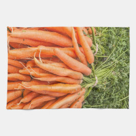 Bunchen frischen Karotten Küchentuch