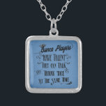 Bunco Spieler haben Talent mit Kronen Versilberte Kette<br><div class="desc">Bunco Spieler haben Talent sie können reden und Würfel zur gleichen Zeit ursprünglichen Zitat von Artinspired werfen . Funny bunco Sprichwort. Das Design besticht durch Vintage Stiltypografie und eine Krone für die Bunco Queen. Einige Designs haben einen alten Vintagen Papierhintergrund.</div>