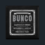 Bunco Vintage Typografie Schmuckschachtel<br><div class="desc">Grafische Kunst des Spaßes und festlicher Bunco Vintager Typografie entwerfen.  Bunco inspirierte Kunstarbeitseigenschaften eine Vintage Artgrenze,  Band,  Verzierungsverschönerungen und die Wörter: Bunco,  erstaunliche Freunde,  wunderbares Lachen und wertvolle Zeiten.  Bunco Einzelteile sind für Bunco Nacht,  Bunco Preise,  Bunco Verzierung und Bunco Geschenke perfekt.</div>