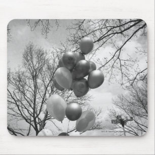 Bündel der Ballone des niedrigen Winkels draußen Mousepad