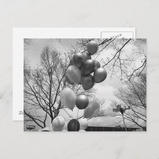 Bündel von Ballons im Freien B&W im niedrigen Wink Postkarte (Vorne/Hinten)