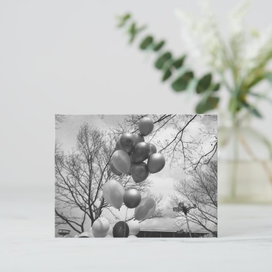 Bündel von Ballons im Freien B&W im niedrigen Wink Postkarte (Stehend Vorderseite)