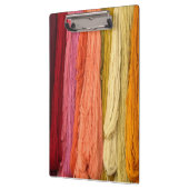 Bündel von gefärbten Garnen Klemmbrett (Links)