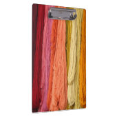 Bündel von gefärbten Garnen Klemmbrett (Rechts)