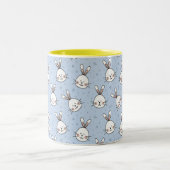 Bunnies aus weißem Osterland auf hellblau Zweifarbige Tasse (Mittel)
