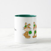 Bunnies mit Kleeblatts St. Patrick's Day Custom Tasse (Zentrum)