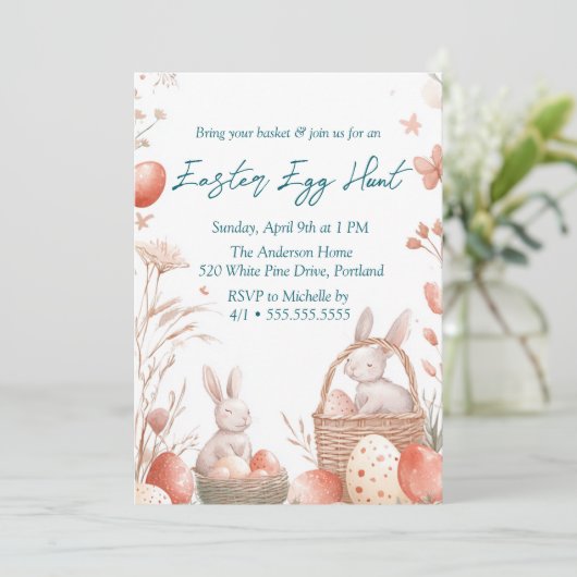 Bunnies und Eier im Korb Ostereierjagd Einladung (Stehend Vorderseite)