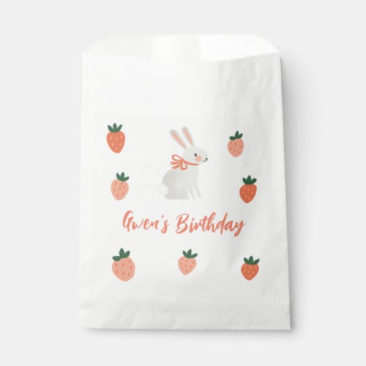 Bunny and Strawberry Birthday Party Geschenktütchen (Vorderseite)