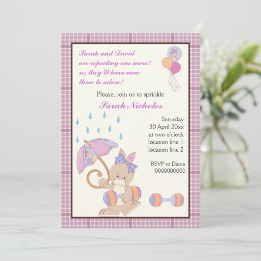 Bunny baby sprinkle lila karierte Grenze Einladung (Stehend Vorderseite)