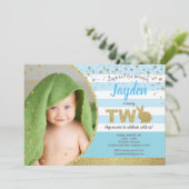 Bunny boy 2. Geburtstag Foto Einladung blau (Stehend Vorderseite)