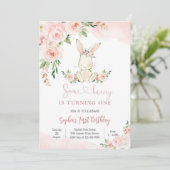 Bunny Floral First Birthday Invitation Einladung (Stehend Vorderseite)