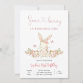 Bunny Floral First Birthday Invitation Einladung (Vorderseite)