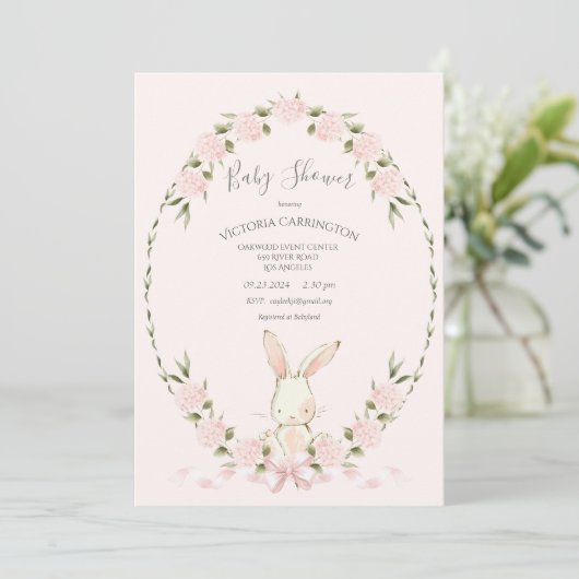 Bunny Floral Hydrangeas Pink Girl Baby Shower Einladung (Stehend Vorderseite)