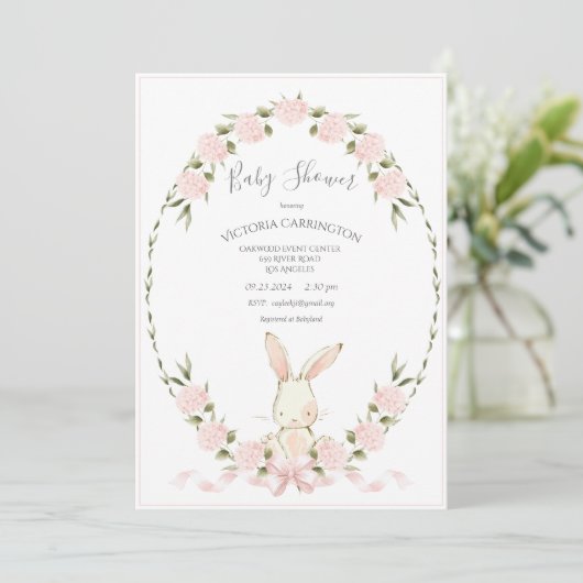 Bunny Floral Hydrangeas Pink Girl Baby Shower Einladung (Stehend Vorderseite)