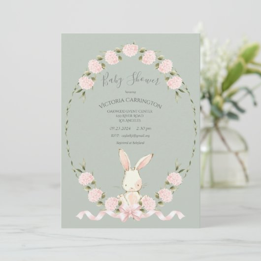 Bunny Floral Hydrangeas Sage Girl Baby Shower Einladung (Stehend Vorderseite)