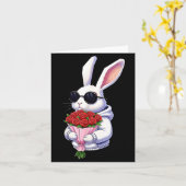 Bunny Hugging Valentine Flower Bunny  Karte (Gelbe Blume)