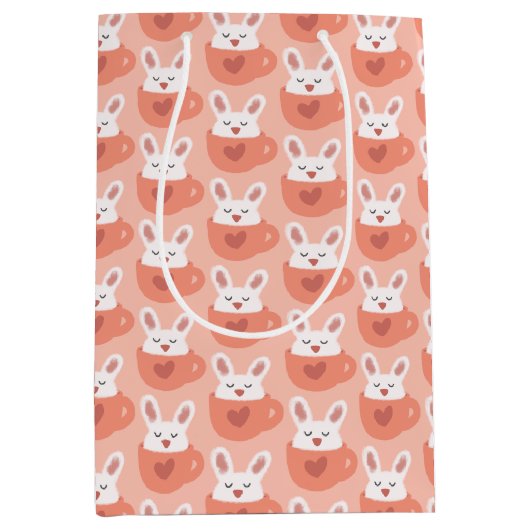 Bunny in einer Tasse Geschenktasche Mittlere Geschenktüte (Vorderseite)