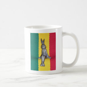 Bunny in Rasta Colors: Eine Touch Groovy Art Print Kaffeetasse