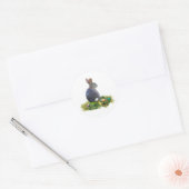 Bunny mit farbigen Eiern in Lichen Runder Aufkleber (Umschlag)